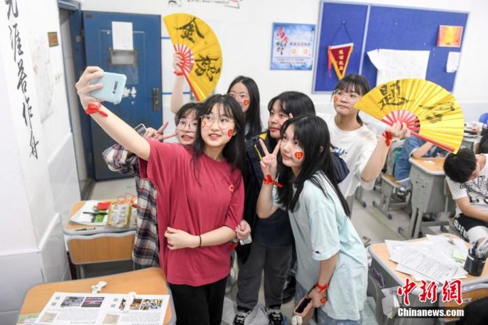 資料圖：6月6日，2021年高考前夕，湖南長沙同升湖實(shí)驗(yàn)學(xué)校高三年級(jí)，考生們?cè)诮淌覂?nèi)合影。 楊華峰 攝
