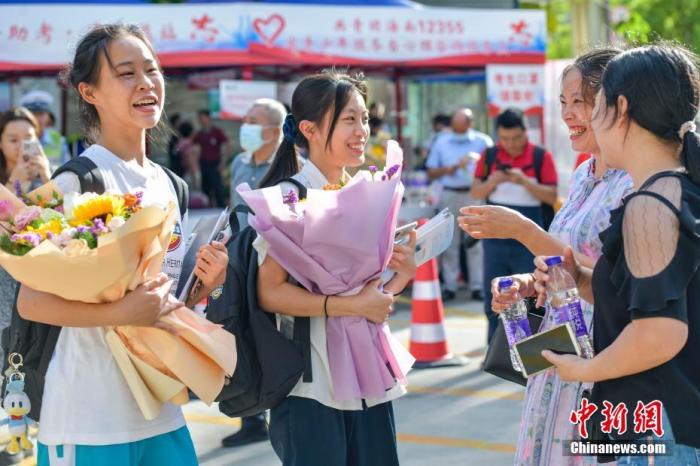 資料圖：6月10日，海南省?？谑泻Ｄ现袑W考點外，家長為剛剛走出考場的考生送上鮮花。當日，海南省2021年高考結束 。 <a target='_blank'  data-cke-saved- ><p  align=
