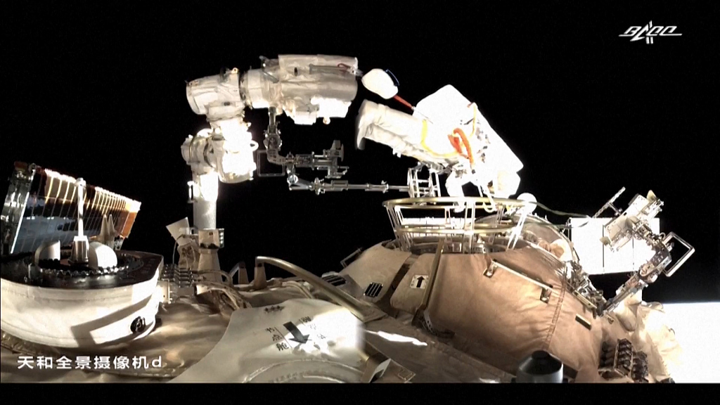 2021年12月26日晚，神十三航天員乘組進行第二次出艙活動。航天員葉光富將自己依附在機械臂上。