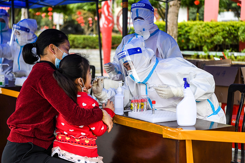 2022年2月16日，在廣西百色市德保縣，醫(yī)務人員在做核酸采樣。