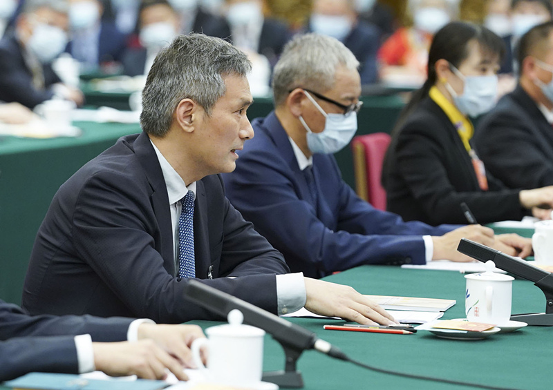 2020年5月24日，全國人大代表羅杰（左一）參加湖北代表團的審議并發(fā)言。