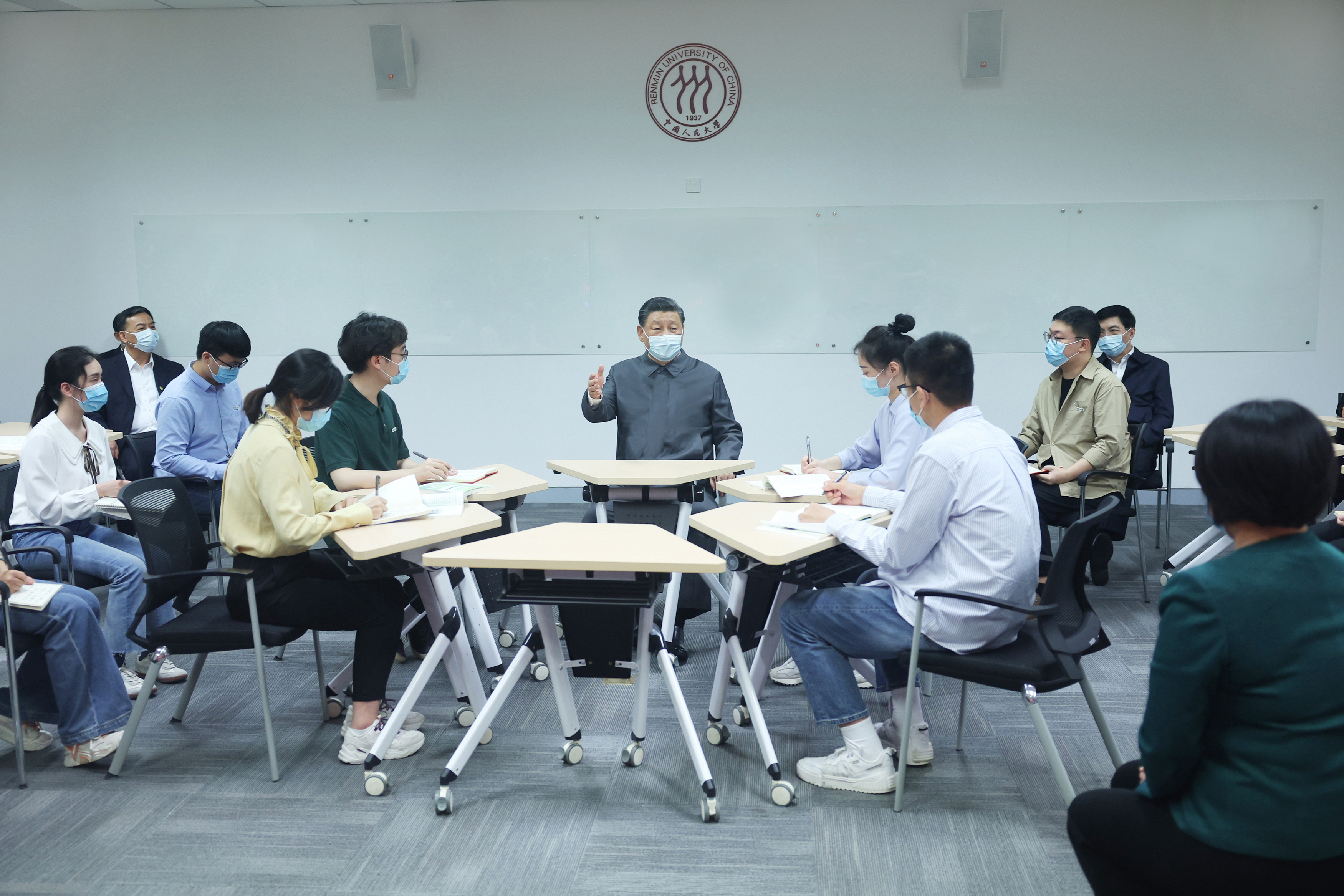   4月25日上午，習(xí)近平總書記來到中國人民大學(xué)考察調(diào)研。這是總書記在立德樓觀摩思政課智慧教室現(xiàn)場教學(xué)并參與討論。