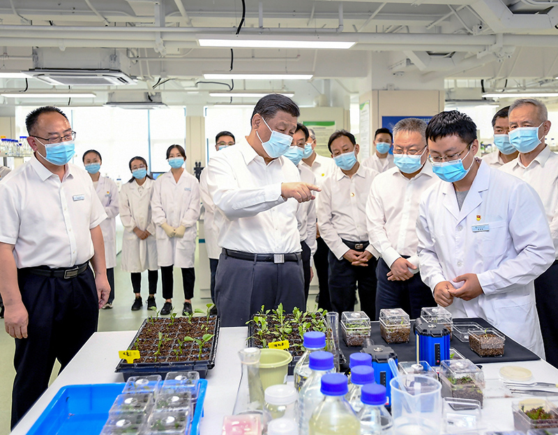 2022年4月10日至13日，中共中央總書記、國家主席、中央軍委主席習(xí)近平在海南考察。這是10日下午，習(xí)近平在位于三亞市崖州灣科技城的崖州灣種子實驗室考察。