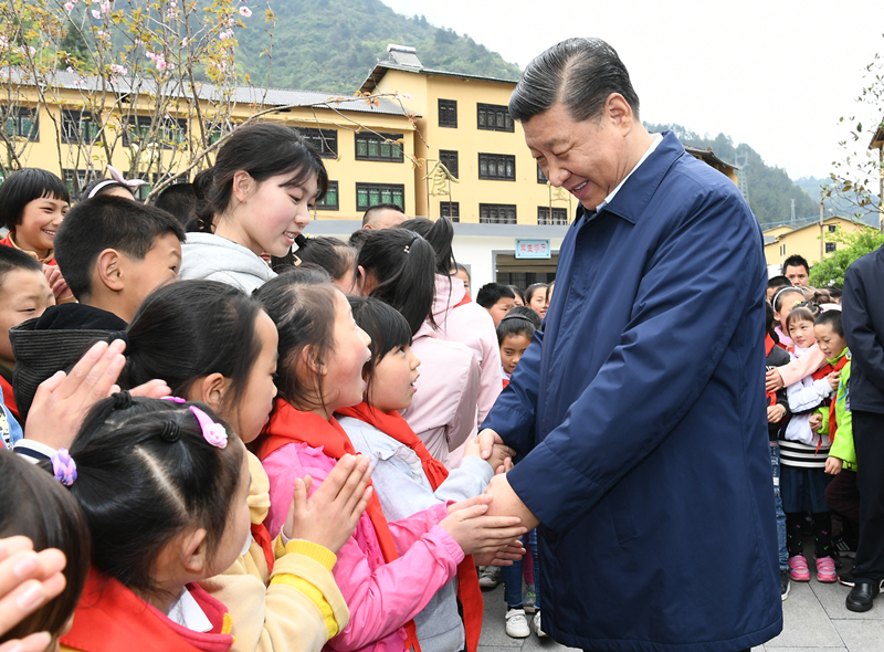 2019年4月15日，習(xí)近平在重慶市石柱土家族自治縣中益鄉(xiāng)小學(xué)同學(xué)生們親切交談，詢問(wèn)他們學(xué)習(xí)和生活情況。