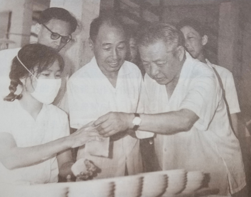 習(xí)仲勛在廣東積極探索國(guó)有企業(yè)改革的路子，支持并推廣“清遠(yuǎn)經(jīng)驗(yàn)”，擴(kuò)大企業(yè)自主權(quán)，提高企業(yè)生產(chǎn)效率。圖為習(xí)仲勛考察企業(yè)，了解企業(yè)生產(chǎn)和改革情況。