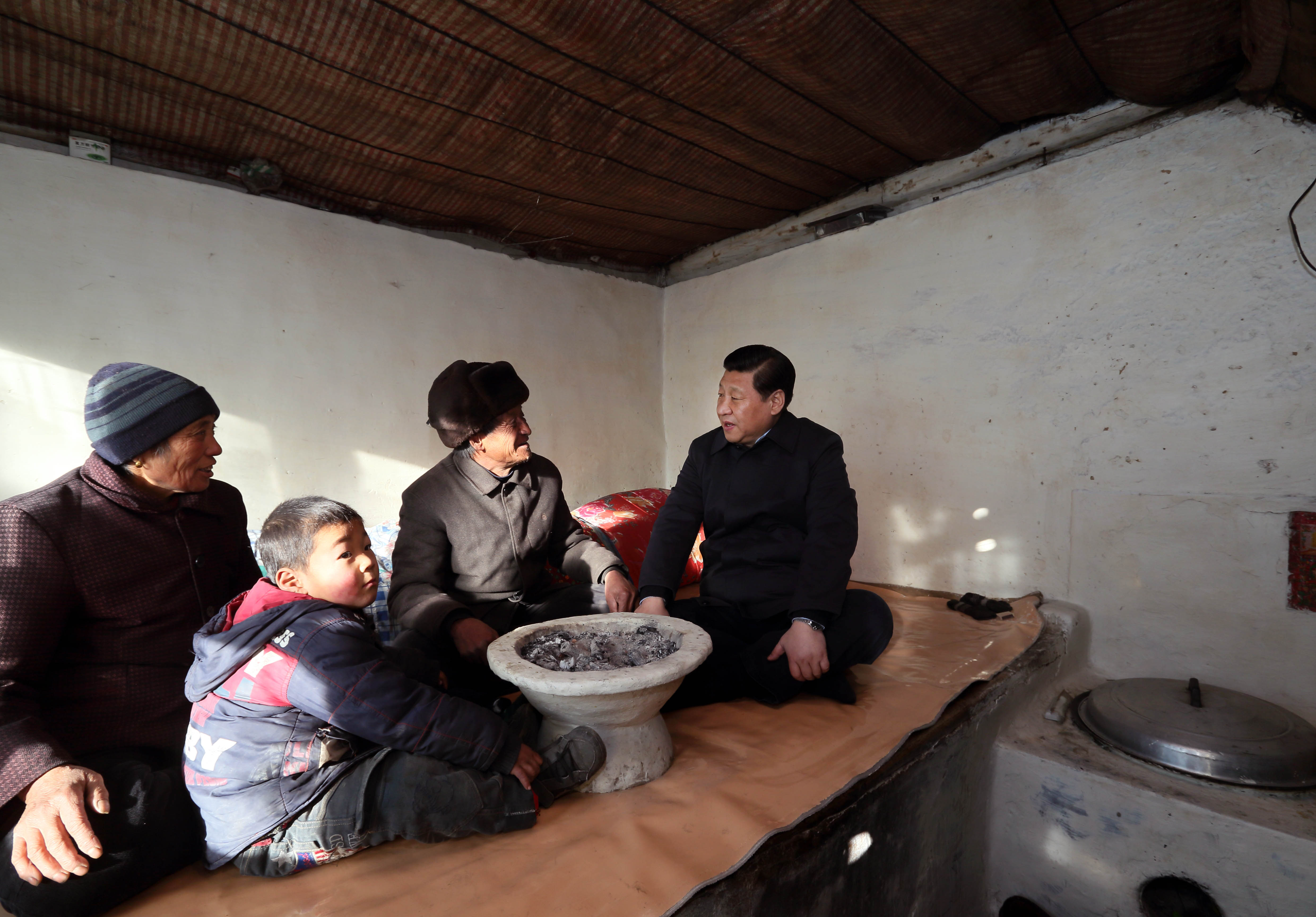 2012年12月30日，習(xí)近平在河北省阜平縣龍泉關(guān)鎮(zhèn)駱駝灣村看望慰問(wèn)困難群眾。