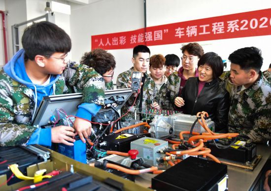 2021年4月16日，在山西工程科技職業(yè)大學，老師在指導學生進行電池檢測。新華社記者 柴婷 攝