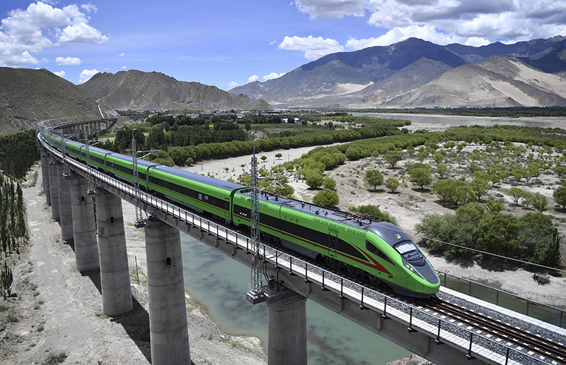 2022年6月22日，復(fù)興號列車行駛在西藏山南境內(nèi)。