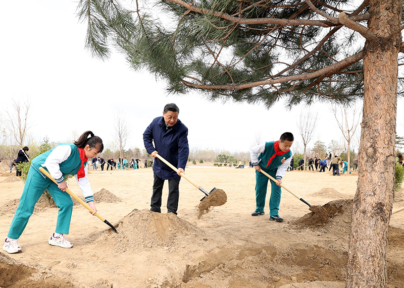 2022年3月30日，習近平等黨和國家領導人來到北京市大興區(qū)黃村鎮(zhèn)參加首都義務植樹活動。這是習近平同大家一起植樹。