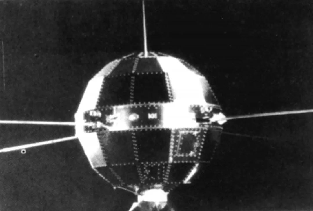 1970年4月24日，我國用“長征一號”運載火箭成功發(fā)射第一顆人造衛(wèi)星“東方紅一號”。