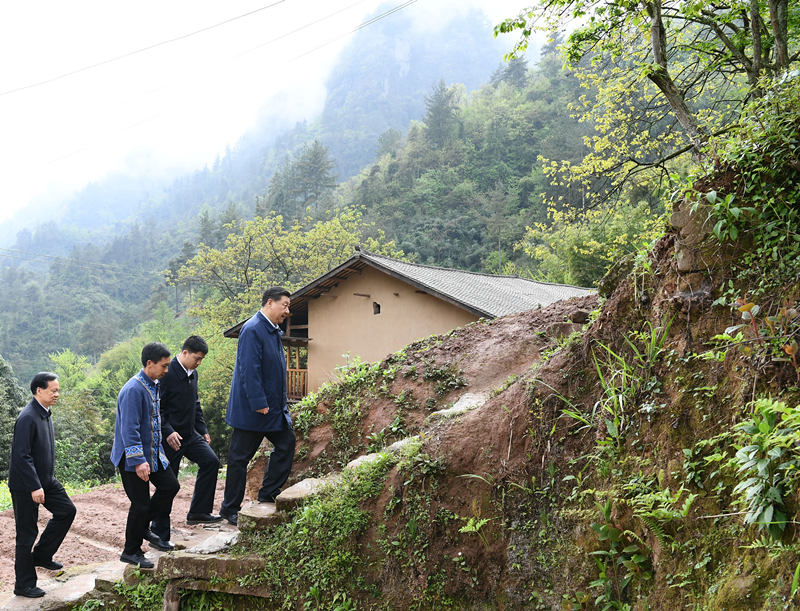 2019年4月15日，在石柱土家族自治縣中益鄉(xiāng)華溪村，習(xí)近平總書記踏著濕滑的石階登上陡坡，前往貧困戶譚登周家看望。