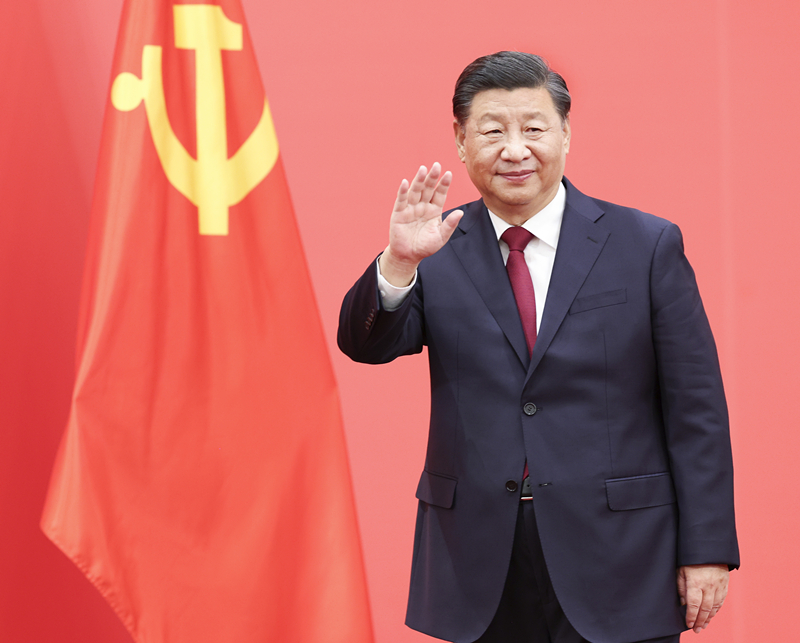 2022年10月23日，剛剛在中國共產(chǎn)黨第二十屆中央委員會第一次全體會議上當(dāng)選的中共中央總書記習(xí)近平和中共中央政治局常委李強、趙樂際、王滬寧、蔡奇、丁薛祥、李希在北京人民大會堂同采訪中共二十大的中外記者親切見面。這是習(xí)近平向在場的中外記者揮手致意。