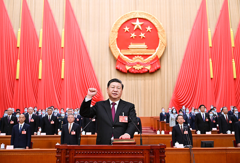 2023年3月10日，十四屆全國(guó)人大一次會(huì)議在北京人民大會(huì)堂舉行第三次全體會(huì)議。習(xí)近平全票當(dāng)選為中華人民共和國(guó)主席、中華人民共和國(guó)中央軍事委員會(huì)主席。這是習(xí)近平進(jìn)行憲法宣誓。