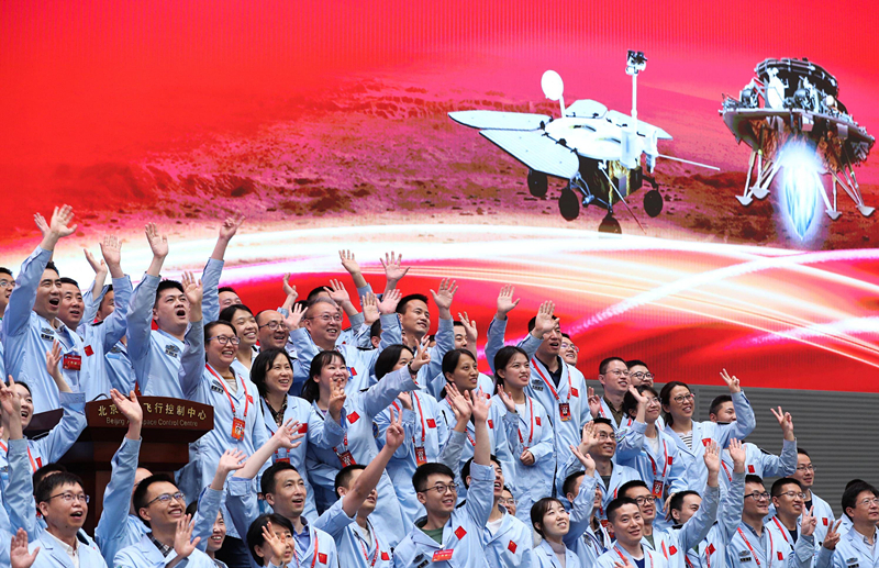 2021年5月15日，北京航天飛行控制中心青年科技人才群體慶祝我國首次火星探測任務著陸火星成功。 