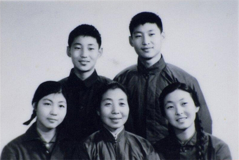 1972年冬，齊心和子女們。前排右起：齊橋橋、齊心、習(xí)安安。后排右起：習(xí)近平、習(xí)遠(yuǎn)平。