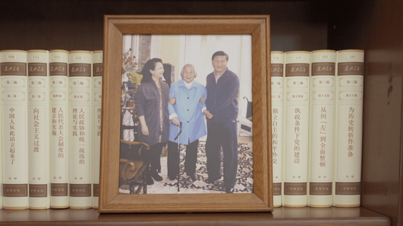 習(xí)近平辦公室書(shū)架上的照片