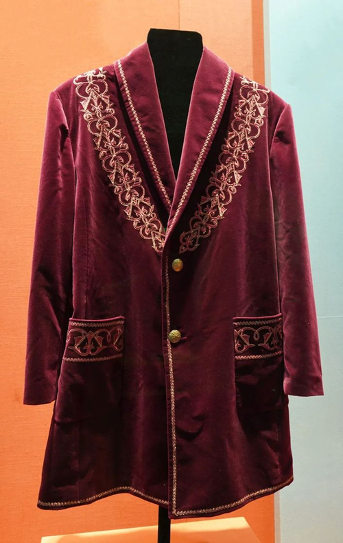 2013年9月，時(shí)任哈薩克斯坦總統(tǒng)納扎爾巴耶夫贈(zèng)送習(xí)近平主席的哈薩克斯坦民族服裝。