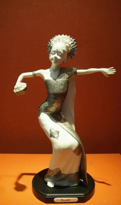 2013年10月，時(shí)任印度尼西亞總統(tǒng)蘇西洛贈(zèng)送習(xí)近平主席的鑲錫瓷塑舞者。