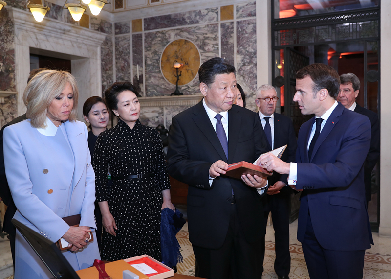 2019年3月24日，習(xí)近平在法國(guó)尼斯會(huì)見法國(guó)總統(tǒng)馬克龍。會(huì)見前，馬克龍向習(xí)近平贈(zèng)送1688年法國(guó)出版的首部《論語(yǔ)導(dǎo)讀》法文版原著。