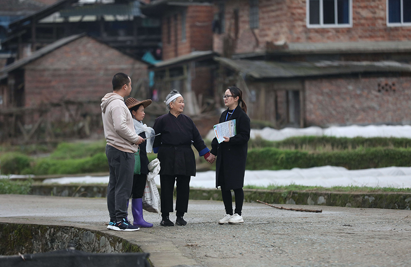 2022年3月24日，在廣西柳州市三江侗族自治縣良口鄉(xiāng)南寨村，紀檢監(jiān)察干部（右一、左一）在了解惠農(nóng)政策落實情況。