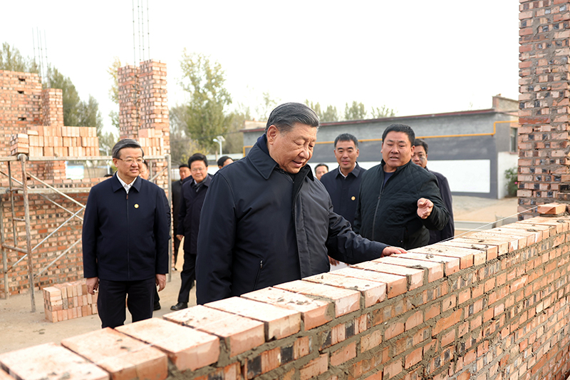 2023年11月10日，習近平總書記在河北保定涿州市刁窩鎮(zhèn)萬全莊村房屋重建施工現(xiàn)場考察。