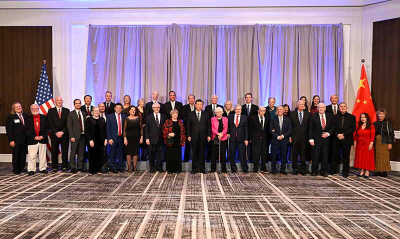 這是美國友好團體聯(lián)合歡迎宴會開始前，習(xí)近平主席會見飛虎隊和史迪威將軍后人、鼓嶺、艾奧瓦州、華盛頓州等方面友好人士代表，同他們親切交談并合影留念。